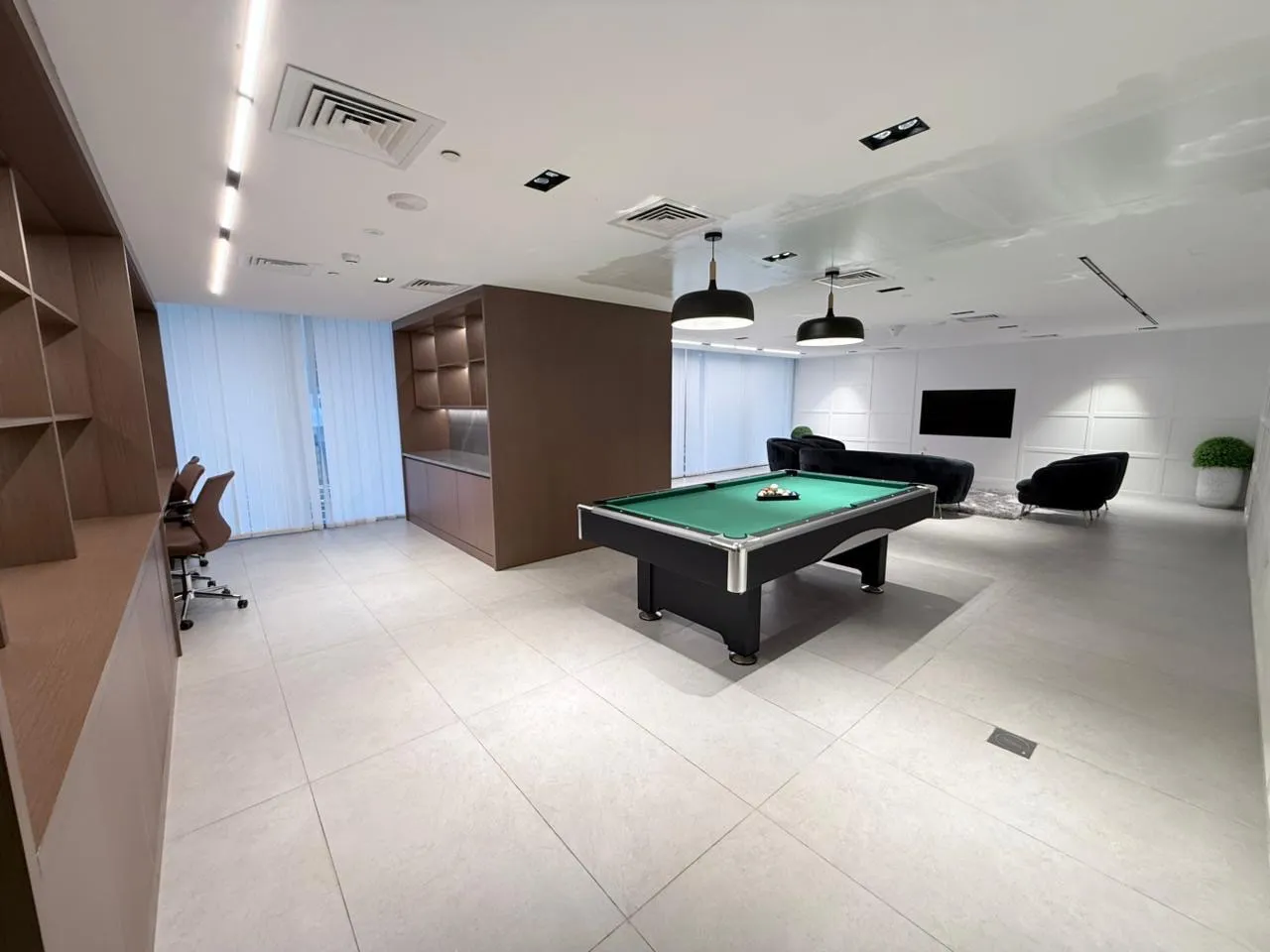 اجاره سالانه واحد نوساز ۲ خوابه مبله در بیزنس بی